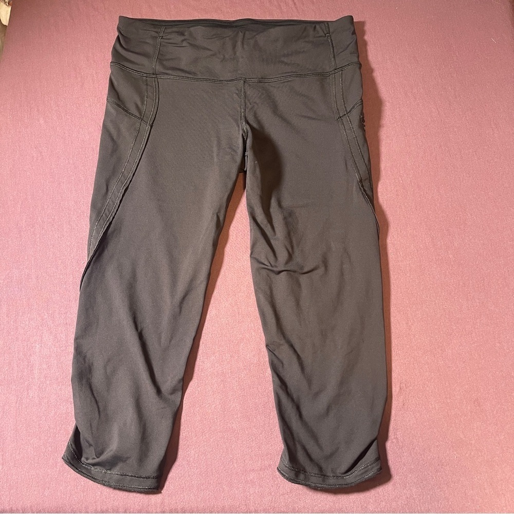 Lululemon 17" Cropped Capris Leggings in black - Size 6 Zipper Pocket Drawstring